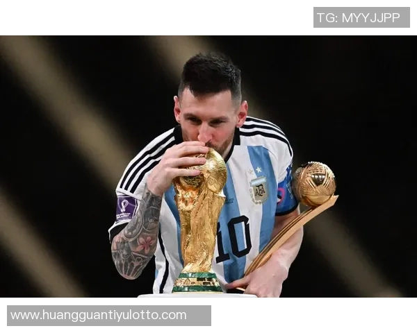 模特与梅西夫妇同框合影安东内拉T恤印梅西亲吻大力神杯瞬间